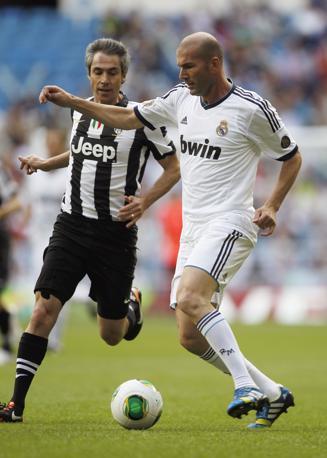 Ancora Zidane a confronto con un irriconoscibile Paulo Sousa. Ap